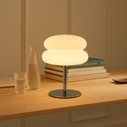 Modern bordslampa i skandinavisk miljö