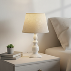 Nordisk bordslampa i sovrum