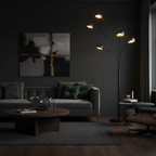 Svart golvlampa i exklusivt mörkt vardagsrum